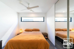 Wonderful Port Melbourne 2 Bedroom - sleeps 4